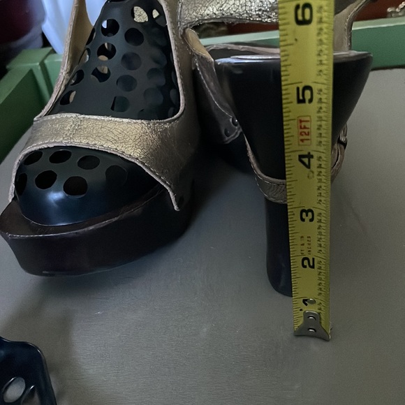 RUSTIC 💛💛GOLD🤎🤎 WOODEN PLATFORM with BRONZE STUDS….SANDALS! - Picture 8 of 8